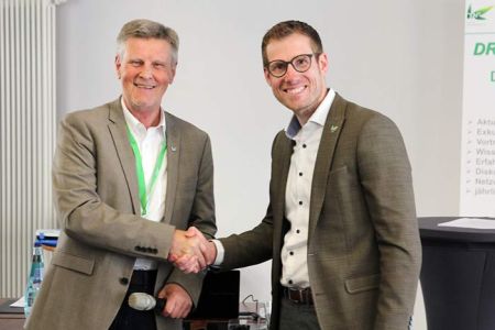 Der Moment der ,Staffelübergabe‘: Timo Blecher (r.) übernimmt von Dr. Harald Nonn den DRG-Vorsitz.