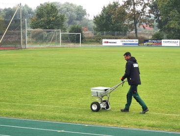 Herbst-Düngung auf Sportplatz