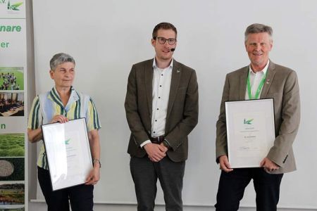 Urkunden und Goldene Ehrennadeln gab es als erste Amtshandlung Blechers für die neuen DRG-Ehrenmitglieder Dr. Gabriela Schnotz und Dr. Harald Nonn.