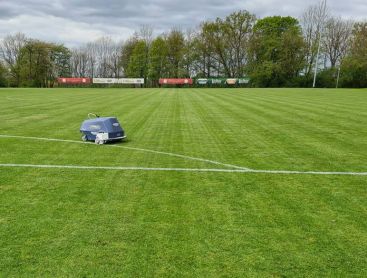 Markier-Roboter auf dem Sportplatz