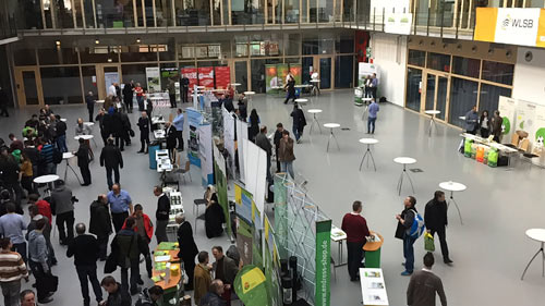 Lobby mit Aussteller-Angeboten im Rahmen des 9. Stuttgarter Rasentages