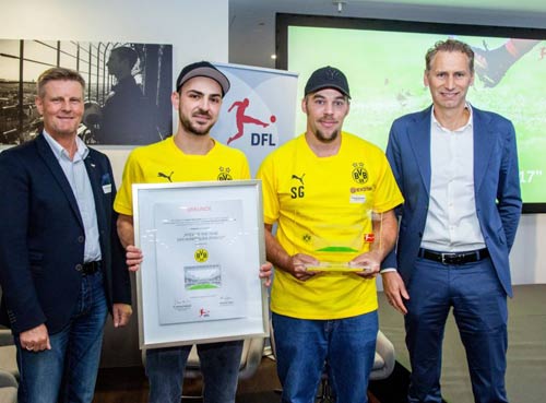 Siegerteam Pitch oft he Year 2016/17 für die Bundesliga: Borussia Dortmund mit dem SIGNAL IDUNA PARK.