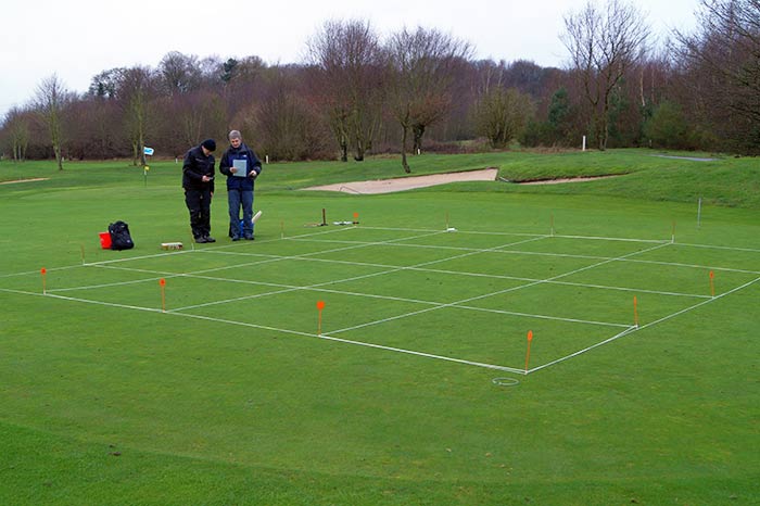 Anlage von Versuchsparzellen auf einem Golfgrün beim GC Osnabrück Dütetal zum „SUSPHOS“- Projekt.