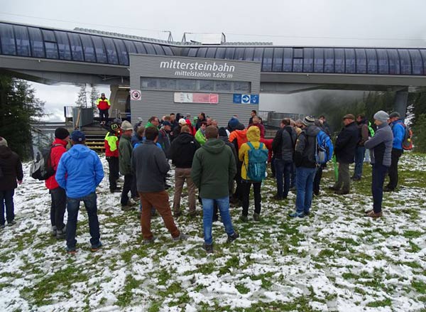 Die Teilnehmer des DRG-Rasenseminars bei der Besichtigung der Skipiste nach dem ersten Schneefall in Höhe der Mittelstation auf 1.676m über NN.