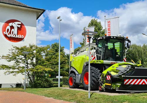 Stammhaus der Firma CLAAS in Harsewinkel mit Ausstellungsmaschine