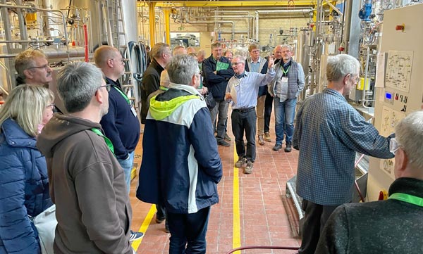 DRG-Teilnehmergruppe beim Rundgang durch die Produktionsanlagen der Firma e-nema.