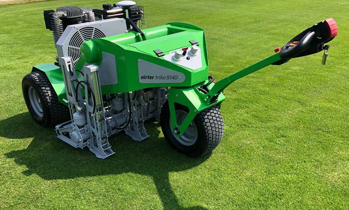 Vorstellung des neuen, handgeführten „airter trike“ für die Druckluft-Lockerung von Golfgrüns und Sportplätzen.