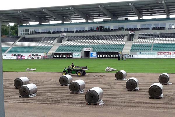 Das schnelle Grün von der Rolle. Verlegung der Dicksode im Stadion.