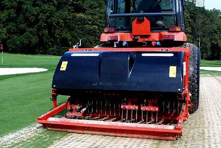 Einsatz des Terra-Spike Tiefenlockerers auf dem Golf-Grün