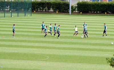 Fußball-Training beim VfL Wolfsburg auf den ausgezeichnet 