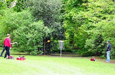 Wurfübungen zum Erreichen des Zielkorbes (DisCatcher) beim DiscGolf im Seeligerpark Wolfenbüttel.