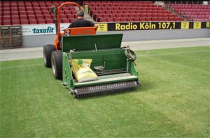 Nachsaaten sorgen für einen dichten und scherfesten Fußballrasen.