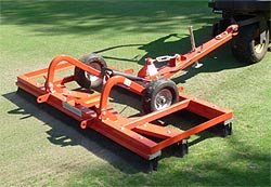 Angehängte Bürstenkombination auf dem Golf-Grün (Typ „TERRA BRUSH“).