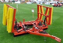 Bürstenkombination Auslegerelementen zur Erhöhung der Arbeitsleistung auf dem Golf- und Sportplatz.