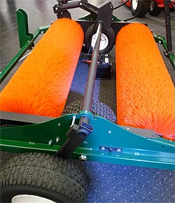 Doppelrollenbürste mit Radantrieb Typ: „Sweep-N-Fill“.