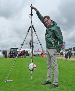 Geringer Rückprall von ca 40 cm&nbsp; auf der wassergesättigten, weichen  Rasenfläche.