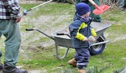Mit den geeigneten und geschulten Helfern ist der Sand schnell verteilt. 