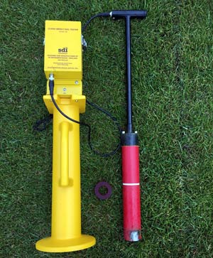 Bodenausstich mit Profilspaten auf Golf-Grün.