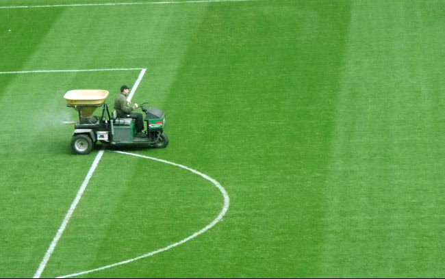 Der Pendel-Düngerstreuer eignet sich zur Verteilung der vorgegebenen Düngermenge auf dem Sportplatz.