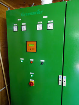 Greensaver-System zur Aufbereitung von Brauchwasser auf der Golfanlage Hof Hausen vor der Sonne.