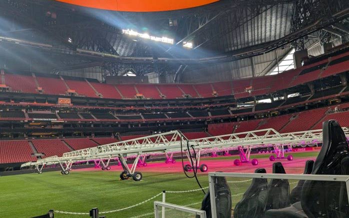 SGL-Vegetationsbelichtung im März auf dem frisch verlegten Rasen im Mercedes-Benz-Stadion in Atlanta (BROUGHTON, 2026).